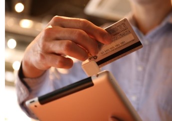 クレジットカードをスワイプ！｜これは便利！カフェでスマホ決済をしてみた