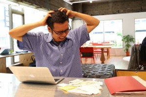 取引の証拠になる書類を揃えるためにウンザリするイメージ