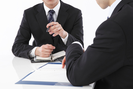 弁護士探しで無料・有料法律相談を利用するイメージ図