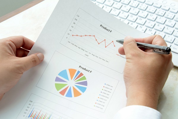 営業案件をチェックするビジネスマン