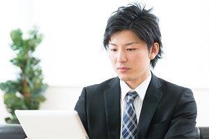 ビジネスマン　タブレットコンピューター