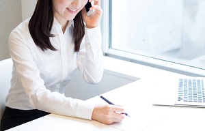 原の事務所に社会保険の加入手続の代行を依頼することにし、下記のメールを榊原宛に発信した。