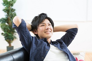 リラックスする男性