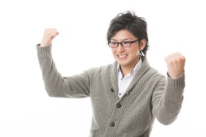 眼鏡を掛けた男性　よろこぶ