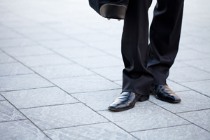 顧客は営業の靴を見ている