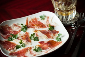 給与支払業務は社労士に依頼して本業に集中することができるので、生ハムとウィスキーで乾杯！