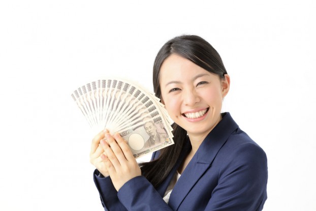 お金を持って喜ぶ女性