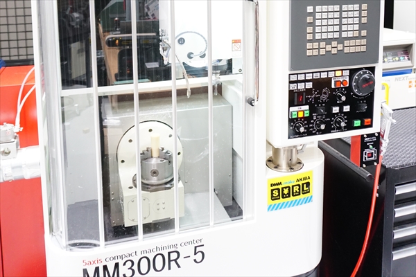 5軸の切削機。結構複雑なものが彫れる