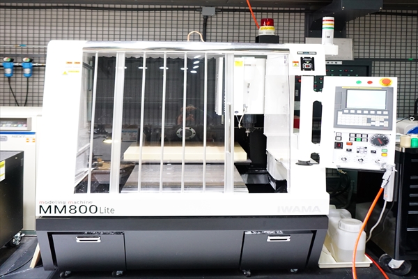 工業用の3Dプリンター。材質別に8種類ある