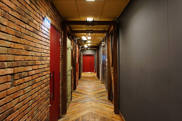 廊下の床材には、アメリカの廃工場の木材を使用しているそう