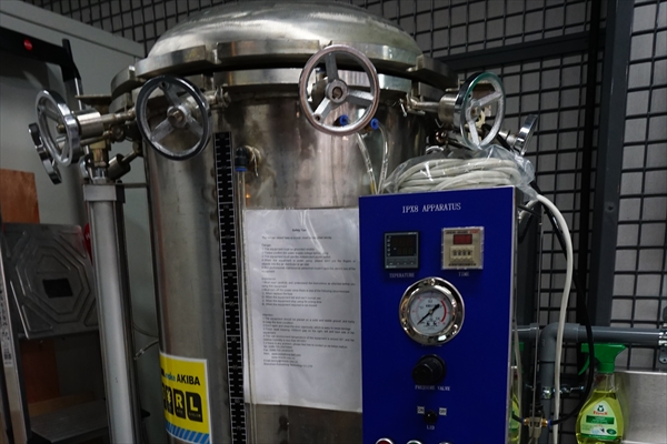 製品に水圧をかける試験機。見た目は旧型のUFO