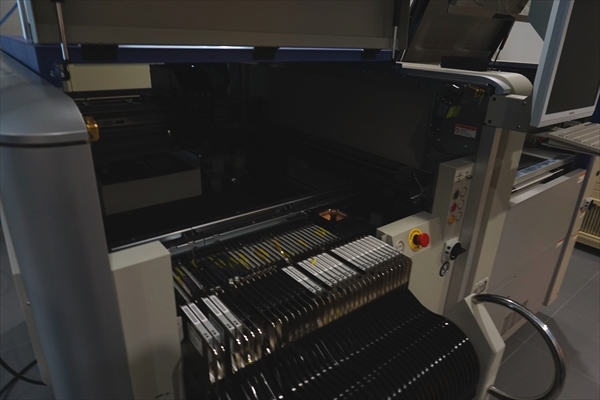 基盤作成マシン。もの凄く細かいはんだ付けが出来る