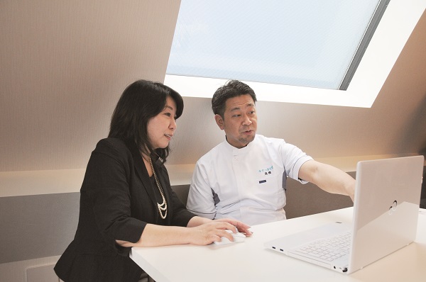 田中順子税理士(税理士法人A.Iブレイン)と現在の財務状況を確認する髙橋院長。 信頼できる税理士との出会いは経営にとってとても重要だ。