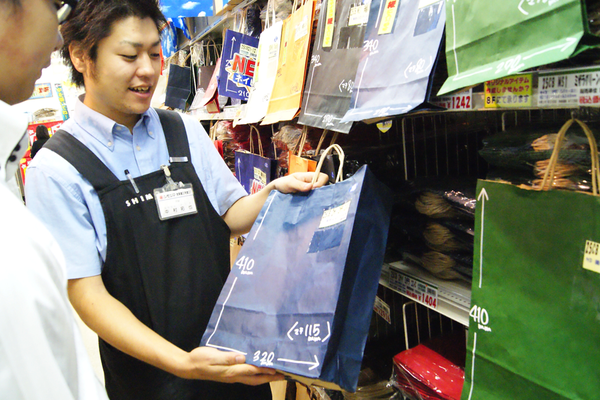 商品説明をするフロアマネージャー中村氏