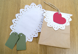 紙袋に、レースペーパーとメッセージカードを紐で結んだもの