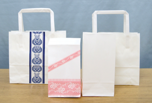 白い紙袋に柄テープを貼った例