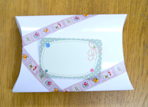 マスキングテープで箱にメッセージカードを貼った例