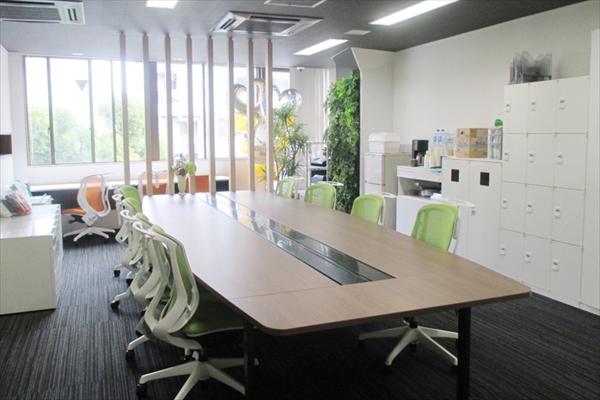 コワーキングスペースの一角。中心街ながら、窓からは緑も臨めます