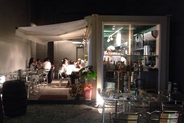 街の方でにぎわう、クッチーナ・ディ・トリヨン