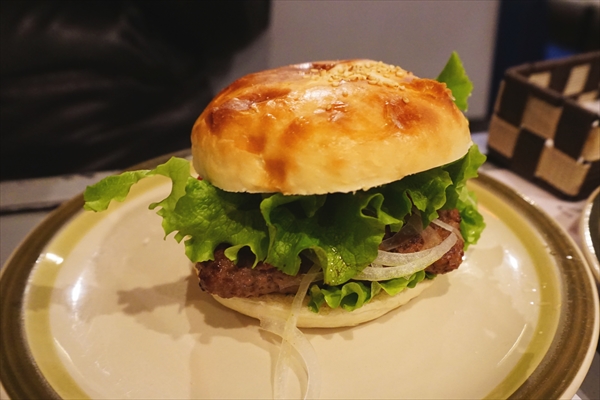 市の名物「ネイビーバーガー」。美味しい食べ物も魅力のひとつ