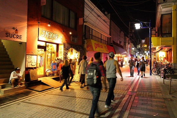 中心街の「どぶ板通り」。夜は外国のような雰囲気に