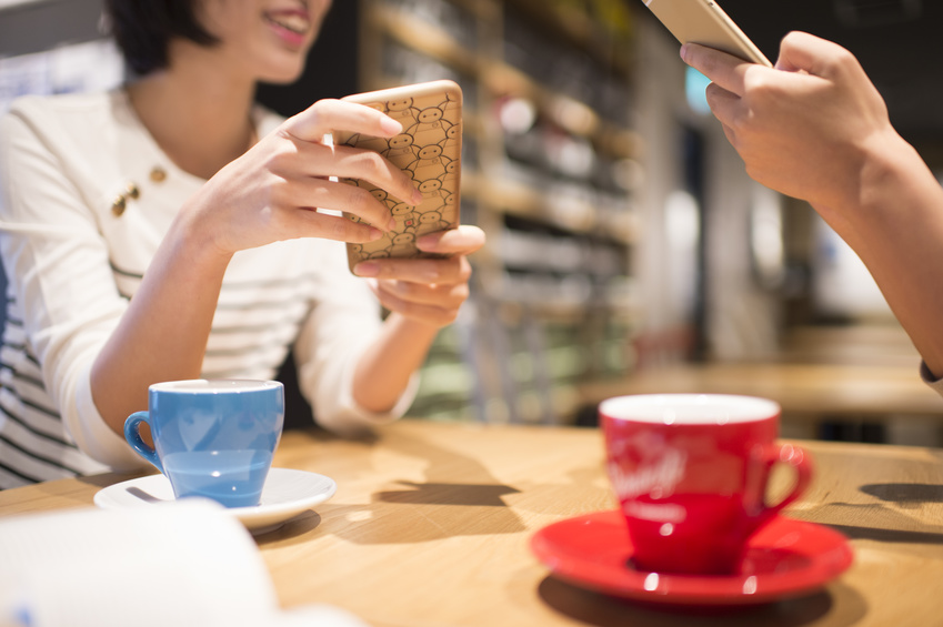 Women who are looking at the smart phone in a cafe