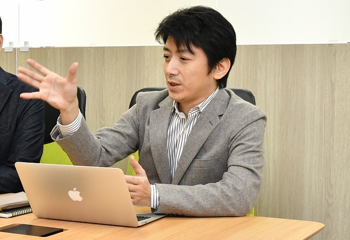 身振りで説明するビズパ・石井氏