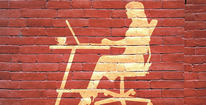 デスクに向かう女性イラスト