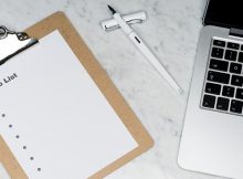 タスクボードとパソコン