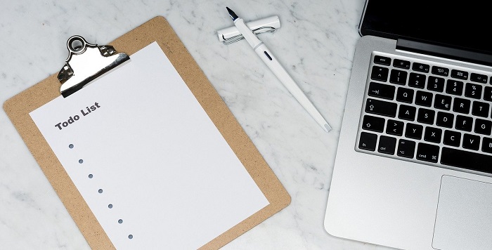 タスクボードとパソコン