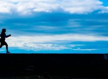 走る女性営業マン