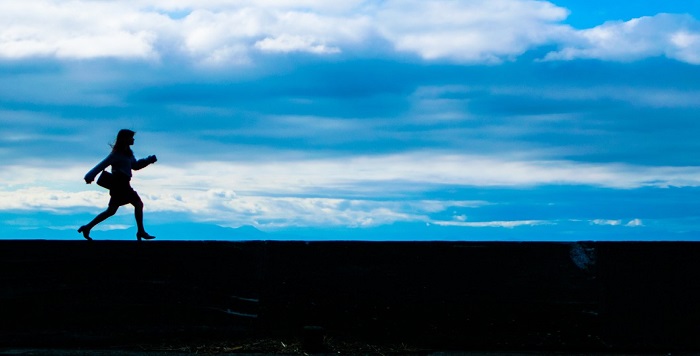 走る女性営業マン