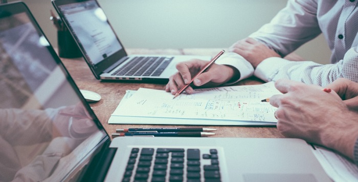 パソコンとビジネスマン