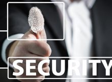 セキュリティとスーツ男性