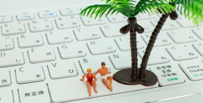 リゾート地でパソコンを開く