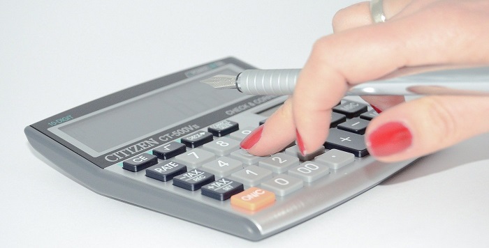 電卓をたたく女性の手