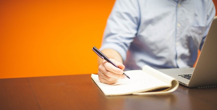 仕事をする男性