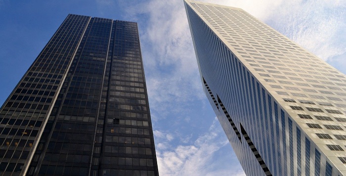 そびえ立つビル