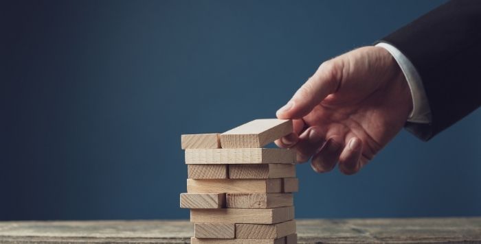 積み木と男性の手