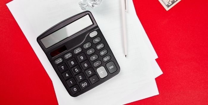 電卓と資金計画書