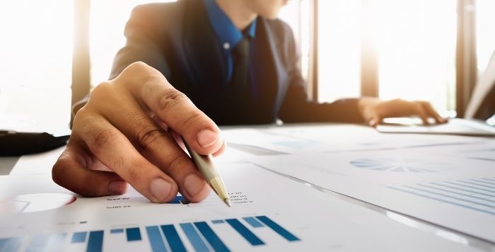 男性と収益データ