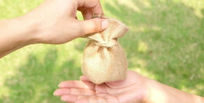 小包を受け取る手