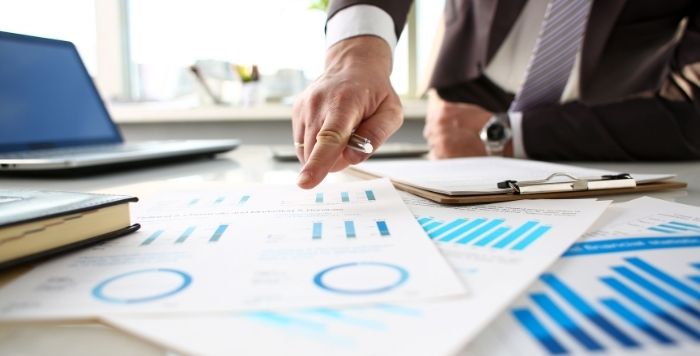 書類に指を指すサラリーマン