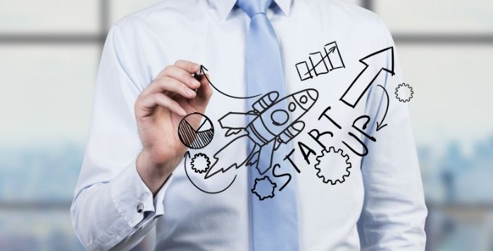 起業準備のイメージを書く男性