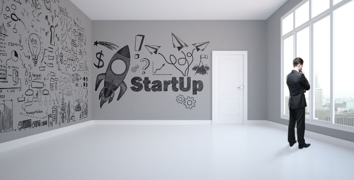 スタートアップの文字と男性