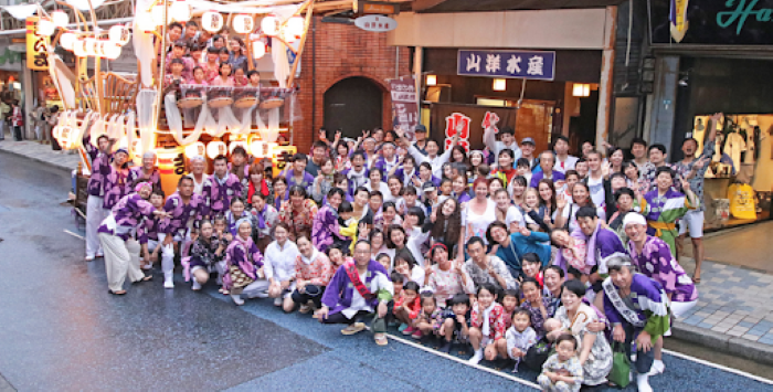 世代間交流で盛り上がる熱海の祭り