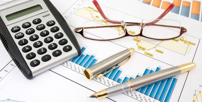 電卓とメガネとペン