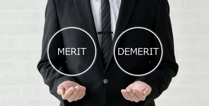 メリット・デメリットを提示するビジネスマン