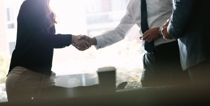 手を組むビジネスマン