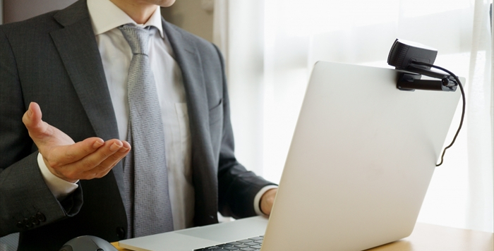 PCの前で話す人